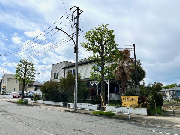 道路に面し、見つけやすいお店。お店の隣に第一パーキング、道を挟んで反対側にも第二パーキングがあります。