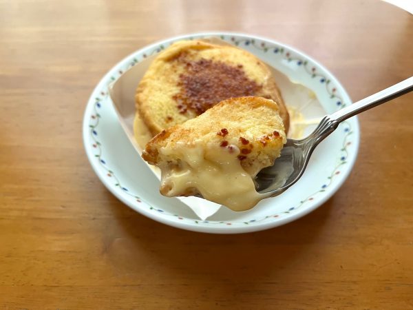 フレンチトーストを食べている様子。