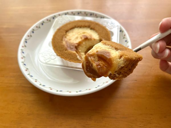 ロールケーキのかすたーどをすくっているところ。