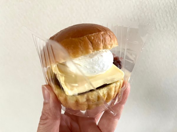 あんバターサンドをケースごと持っている様子。