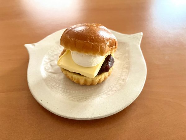 あんバターサンドをお皿に出した様子。