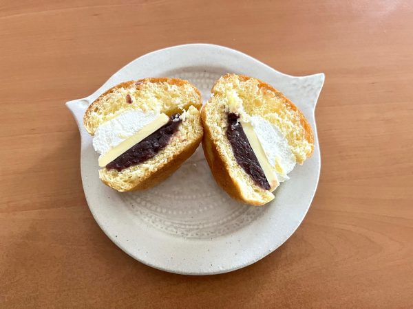 あんバターサンドの断面見せ。