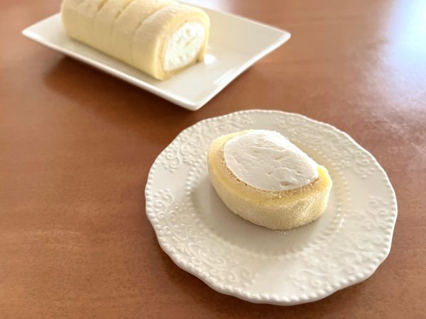 もち食感ロールをお皿に出した様子。