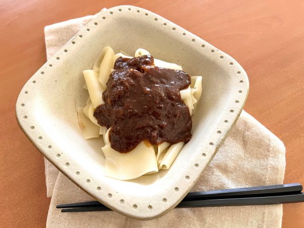 ビャンビャン麵に麻婆豆腐の素をかけた様子。