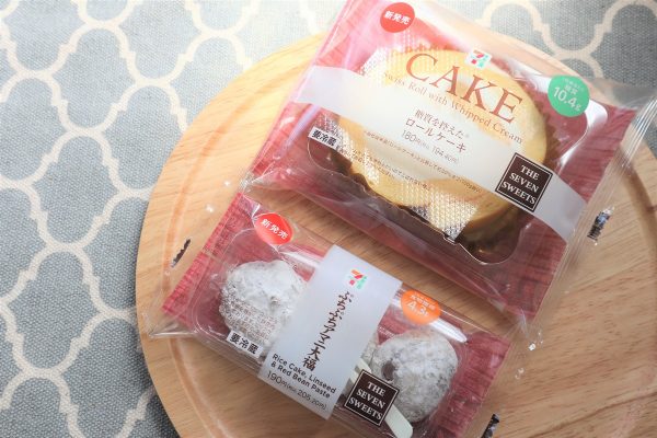 「糖質を控えたロールケーキ」と「ぷちぷちアマニ大福」のパッケージ