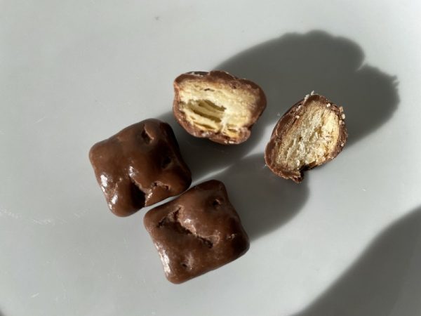 「セブンプレミアム サクッとパイチョコ ミルクチョコレート」の断面