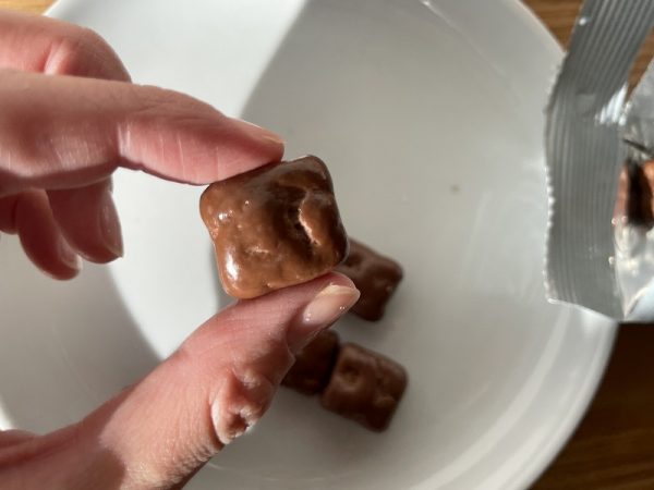 「セブンプレミアム サクッとパイチョコ ミルクチョコレート」の本体