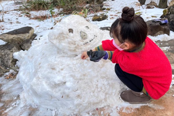 中村明花さん娘さんが雪遊び