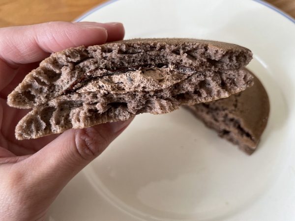 ７プレミアム 生チョコパンケーキの本体を半分に割ったところ
