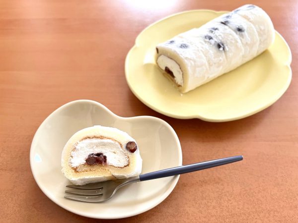 もち食感ロールをお皿に出した様子。