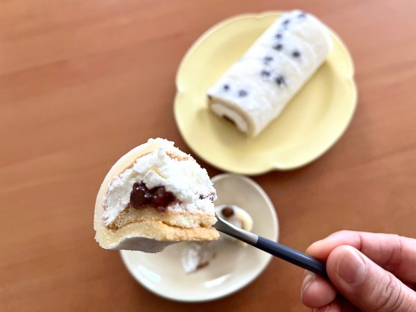 もち食感ロールを一口食べている様子。