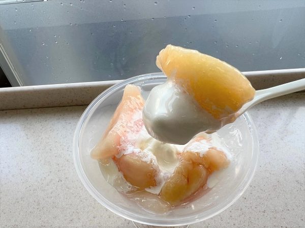 ミニストップの「完熟白桃パフェ」は白桃とソフトクリームがマッチ
