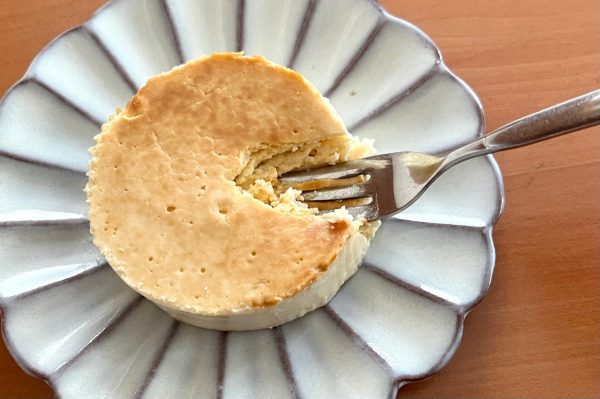 濃厚生チーズケーキにフォークを押して生地のやわらかさを確認しているところ。