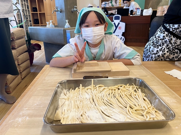 「丸亀製麺 手づくり体験教室」では大人も子どもも1人1人前のうどんをつくる