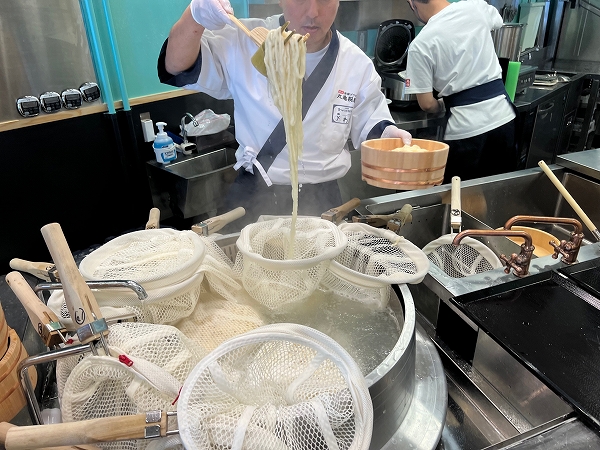 「丸亀製麺 手づくり体験教室」では分けて麺を茹でるので自分がつくったうどんを自分で食べられる