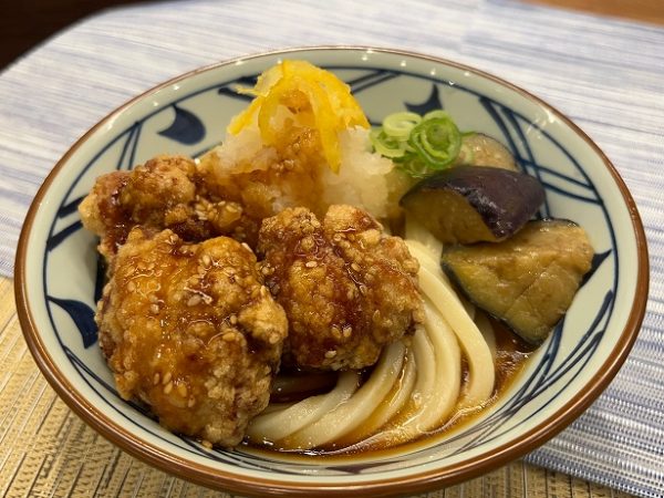 丸亀製麺の「鬼おろし鶏からぶっかけうどん」。