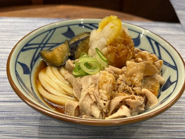 丸亀製麺の「鬼おろし豚しゃぶぶっかけうどん」。