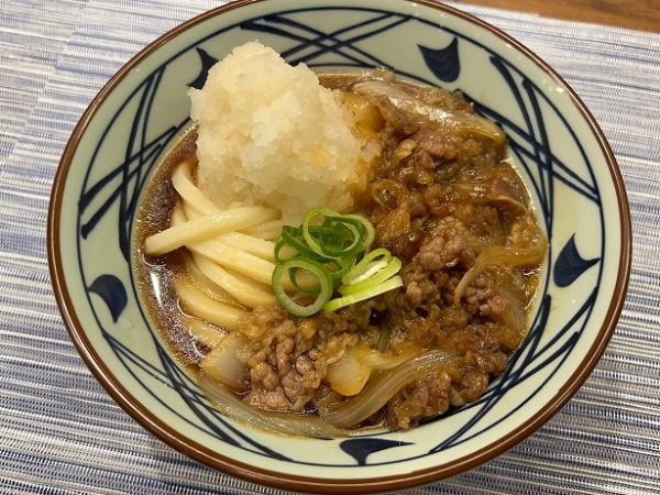 丸亀製麺の「鬼おろし肉ぶっかけうどん」。