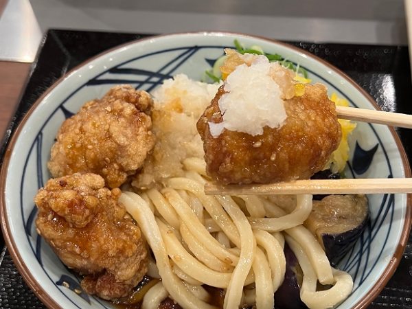 「鬼おろし鶏からぶっかけうどん」には大きなから揚げが3つ入っています。