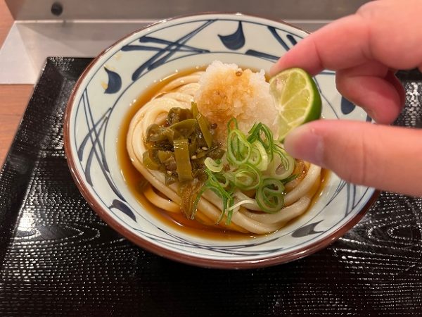 「青唐おろしぶっかけうどん」にはすだちを絞って。