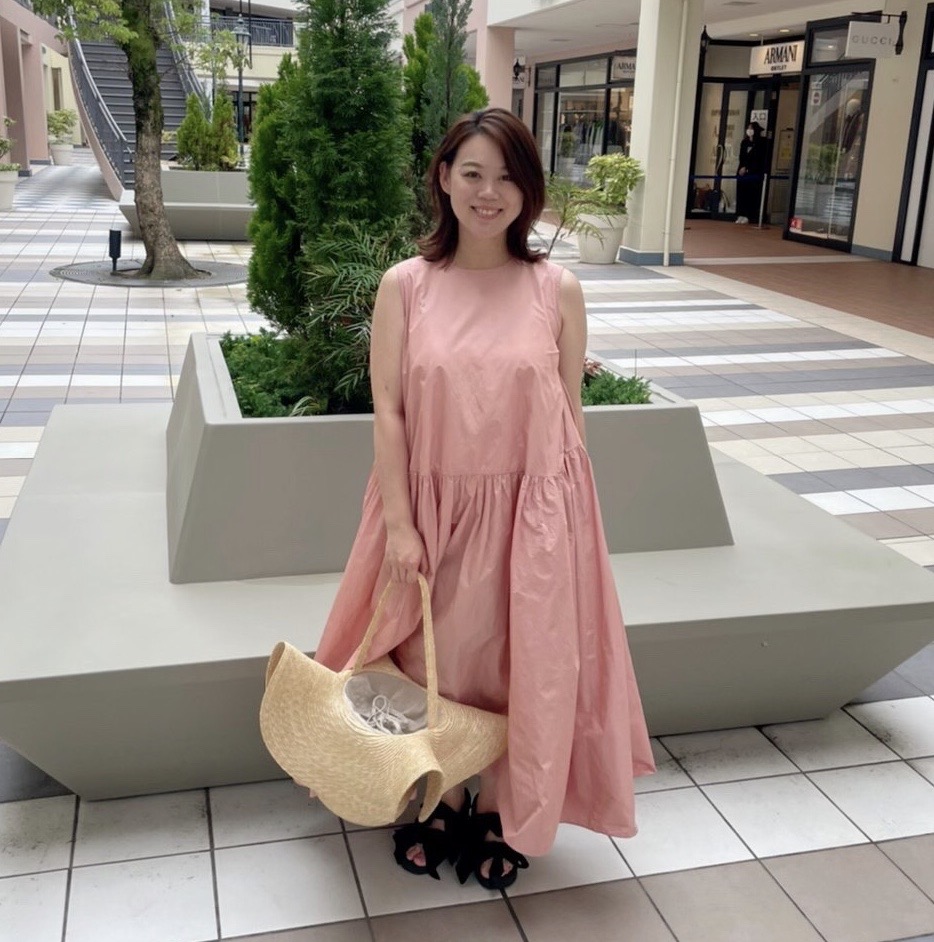 妊婦さんにおすすめの夏のカラーワンピースを使ったマタニティ服を使わないマタニティコーデ。