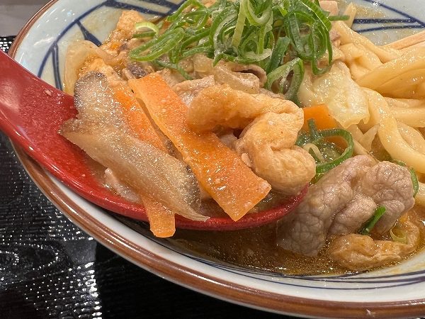 丸亀製麺の「俺たちの豚汁うどん」は具材たっぷり