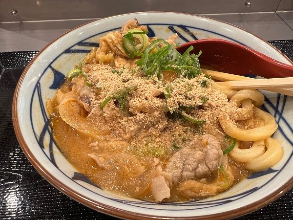 丸亀製麺の「俺たちの豚汁うどん」にすりごまをトッピング