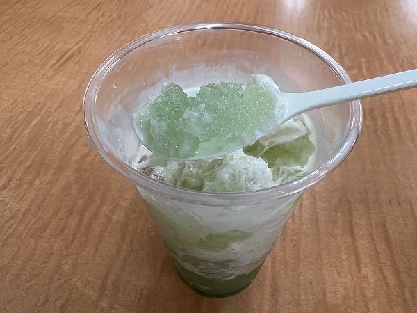 ミニストップの「パチパチクリームソーダ」のかき氷部分