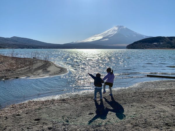 富士山バックにバイバイ