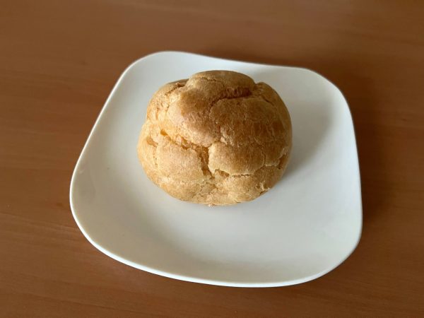 生カスタードシュークリームをお皿に出した様子。