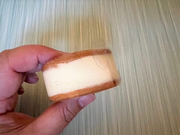 発酵バターを使用したクリームをビスケットで挟んでいます。