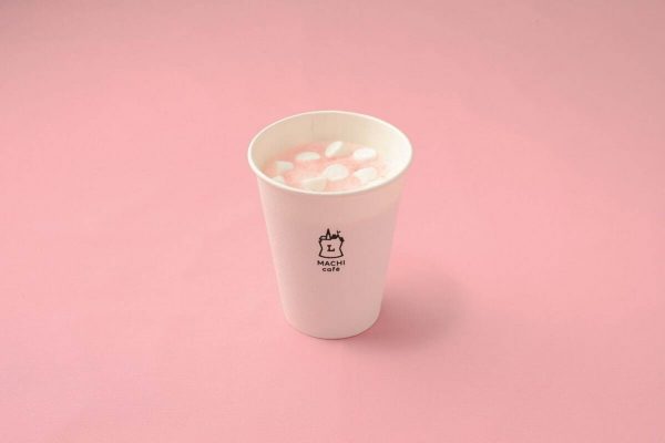 マチカフェカップにマシュマロラテが入っている様子