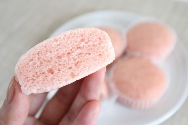 「いちごみるく蒸しケーキ」を半分にカットしたところ