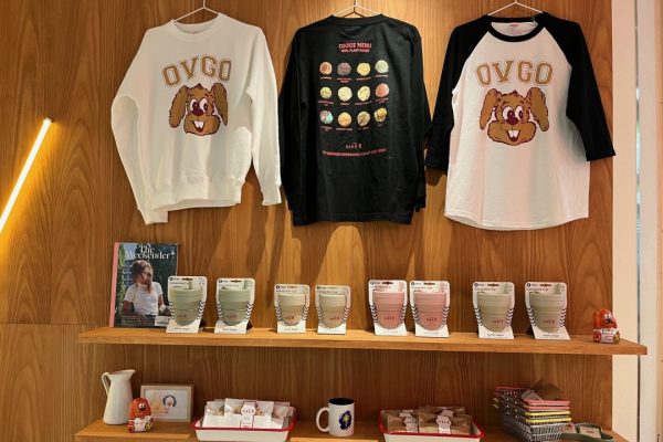 店内のグッズ販売コーナー。Tシャツやタンブラー、マグなどが置かれている様子。