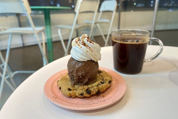 チョコチップクッキーに、チョコアイス、ホイップがのったサンデー。コーヒーを添えて。