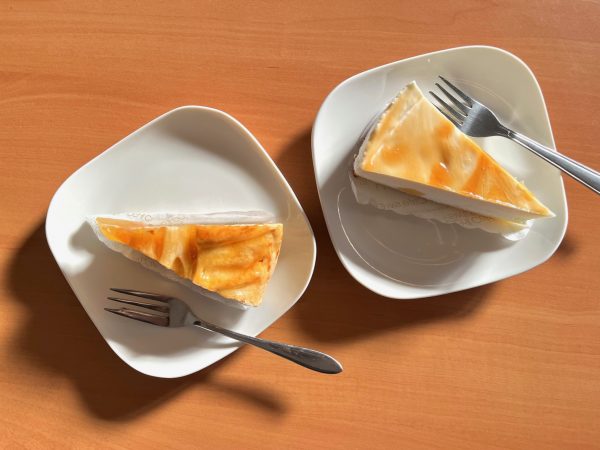 ケーキ2個をお皿に乗せて上から見ている。