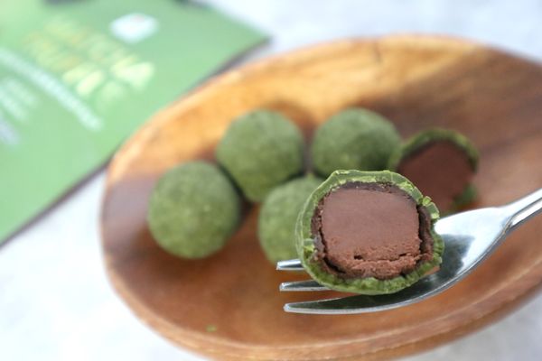 「抹茶生チョコトリュフ」の断面