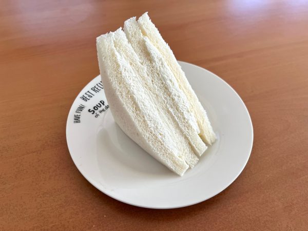 生クリームサンドをお皿に出した様子。