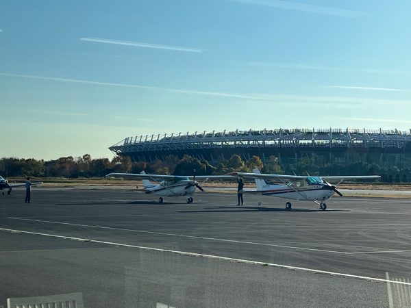 滑走路に小型飛行機が３機並んでいるところ。