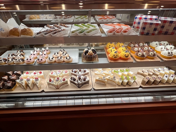 「洋菓子のヒロタ」の東銀座店ではケーキも販売