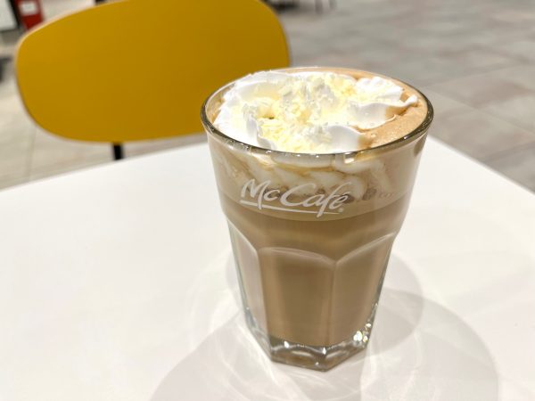 カフェラテ。クリームとホワイトチョコがトッピングされている。