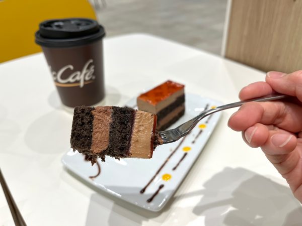 チョコカシスケーキを食べているところ。