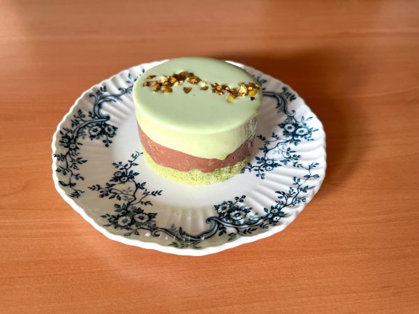 ピスタチオケーキをお皿に出した様子。