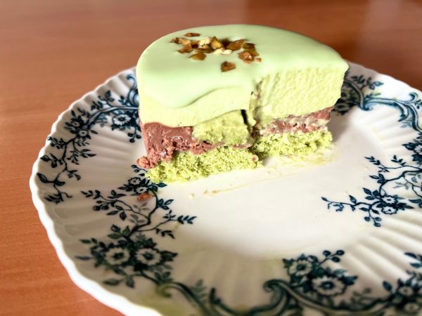 ピスタチオケーキの断面見せ。