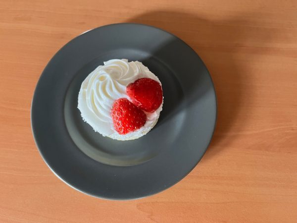 いちごのケーキをお皿に出して上から見ている様子。