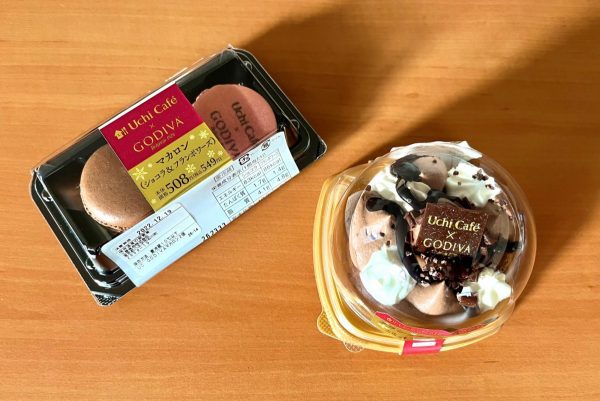 ゴディバコラボのマカロンとケーキを並べる。