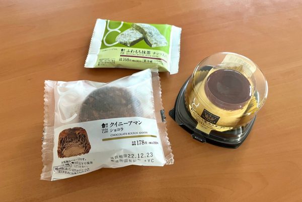 プリン、クイニーアマン、抹茶もちの3品を並べている。