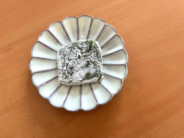 もちもち抹茶をお皿に出した様子。