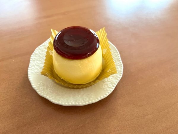 プリンケーキをお皿に置いている様子。