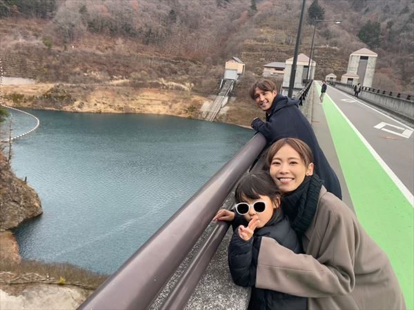 中村明花さん奥四万湖での家族写真